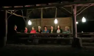 Scene bij houtschuur kasteeltuin.webp